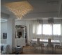 Living.<br />Illuminazione: sul tavolo da pranzo lampadari “High Tech Falls“, in mezzo lampadario “ice chandelier”, sulle pareti “light blade”.